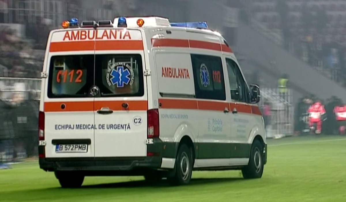 Ambulanţa a intrat pe teren la meciul dintre Rapid şi FC Voluntari