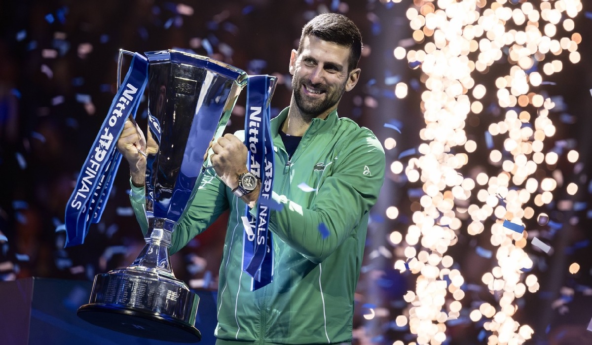 Novak Djokovic, cu trofeul cucerit la Turneul Campionilor 2023