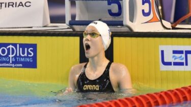 Românca de 15 ani care face senzaţie la Campionatele Europene de înot în bazin scurt