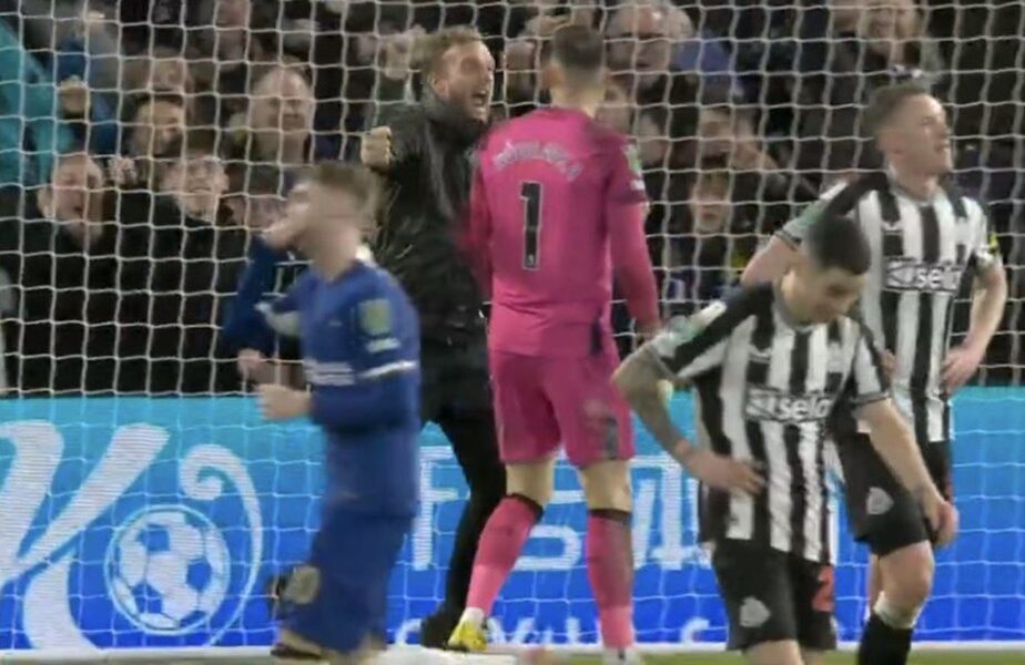 Portarul lui Newcastle, atacat de un suporter pe teren la meciul cu Chelsea! Gestul umilitor pe care l-a făcut fanul