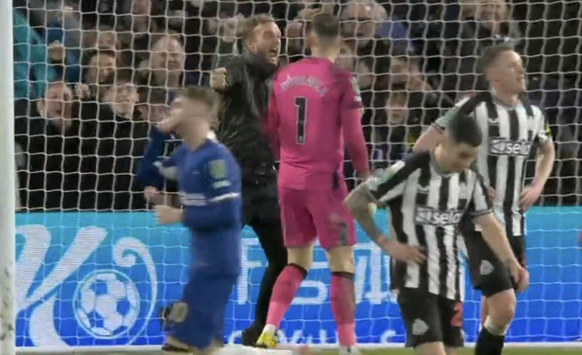 Portarul lui Newcastle, atacat de un suporter pe teren la meciul cu Chelsea