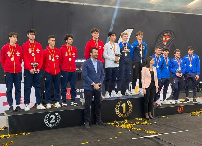 Naţionala României de sabie juniori a câştigat medalia de argint la Cupa Mondială de la Madrid