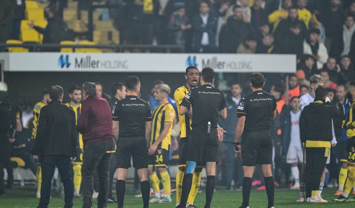 Încă un meci din Turcia a fost abandonat! Preşedintele lui Istanbulspor şi-a trimis jucătorii la vestiare