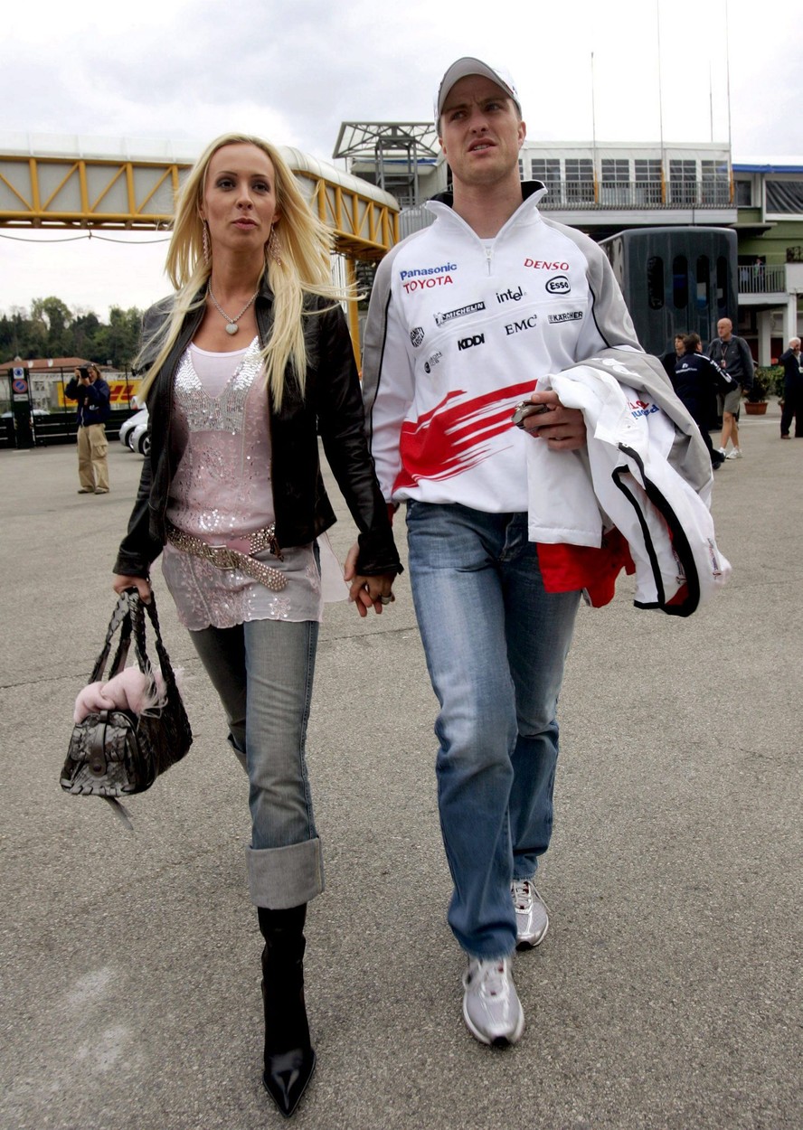 Německý závodník Ralf Schumacher s s manželkou Corou    German Formula One driver Ralf Schumacher (R) of Toyota Racing and his wife Cora Schumacher in the paddock at the F1 race track, Saturday 23 April 2005 in Imola, Italy. The Grand Prix of San Marino will start here Sunday 24 April.  Gero Breloer,Image: 675422090, License: Rights-managed, Restrictions: , Model Release: no