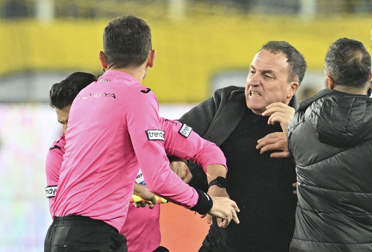 Preşedintele gazdelor, Faruk Koca, a intrat pe gazon şi l-a lovit cu pumnul în faţă pe arbitrul Halil Umut Meler