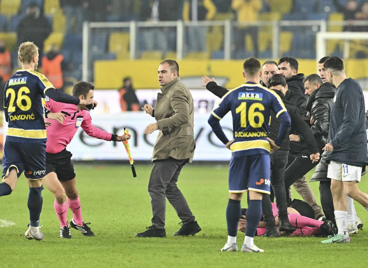 ANKARA, TURKIYE - DECEMBER 11: Referee Halil Umut Meler falls to the ground after Faruk Koca, President of MKE Ankaragucu throws a punch to him after the Turkish Super Lig week 15 football match between MKE Ankaragucu and Rizespor at Eryaman Stadium in Ankara, Turkiye on December 11, 2023. The match ended 1-1. Emin Sansar / Anadolu,Image: 828657962, License: Rights-managed, Restrictions: , Model Release: no