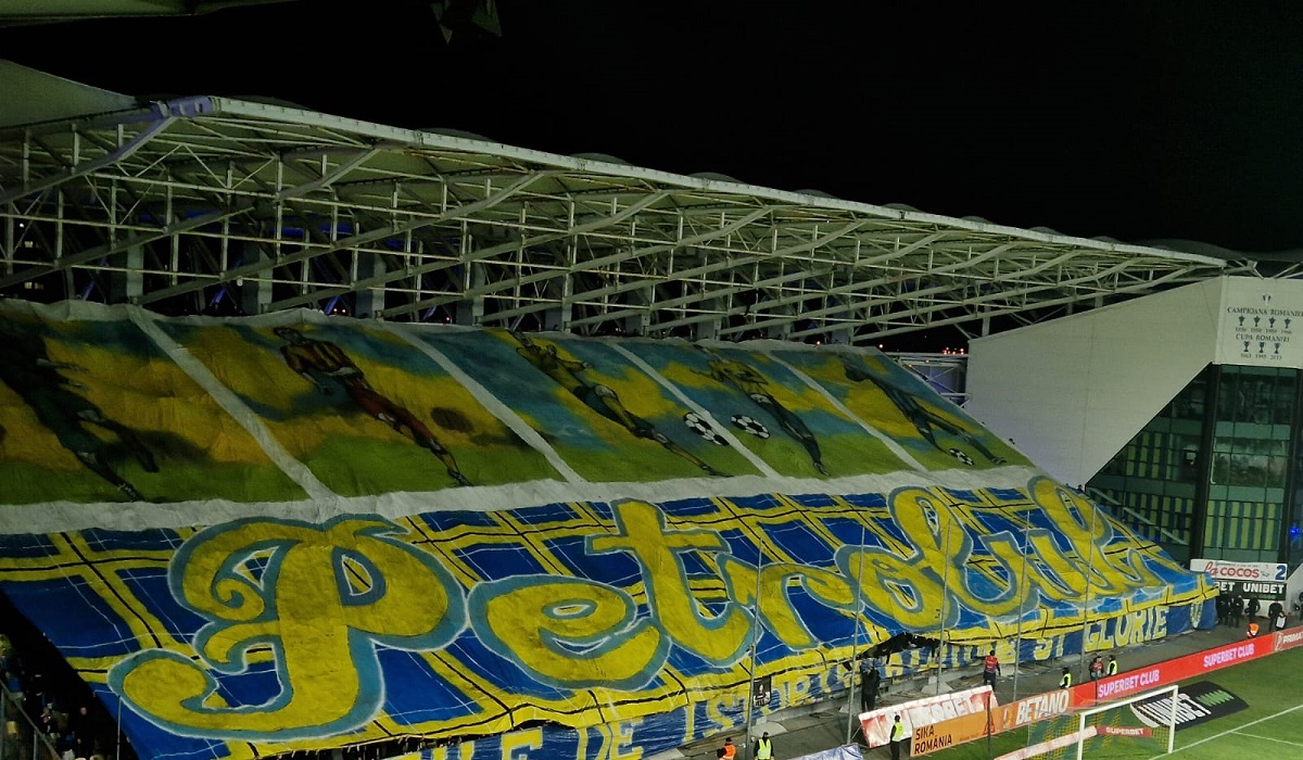 Scenografii impresionante la derby-ul Petrolul – Rapid. Atmosferă incediară pe stadionul „Ilie Oană”