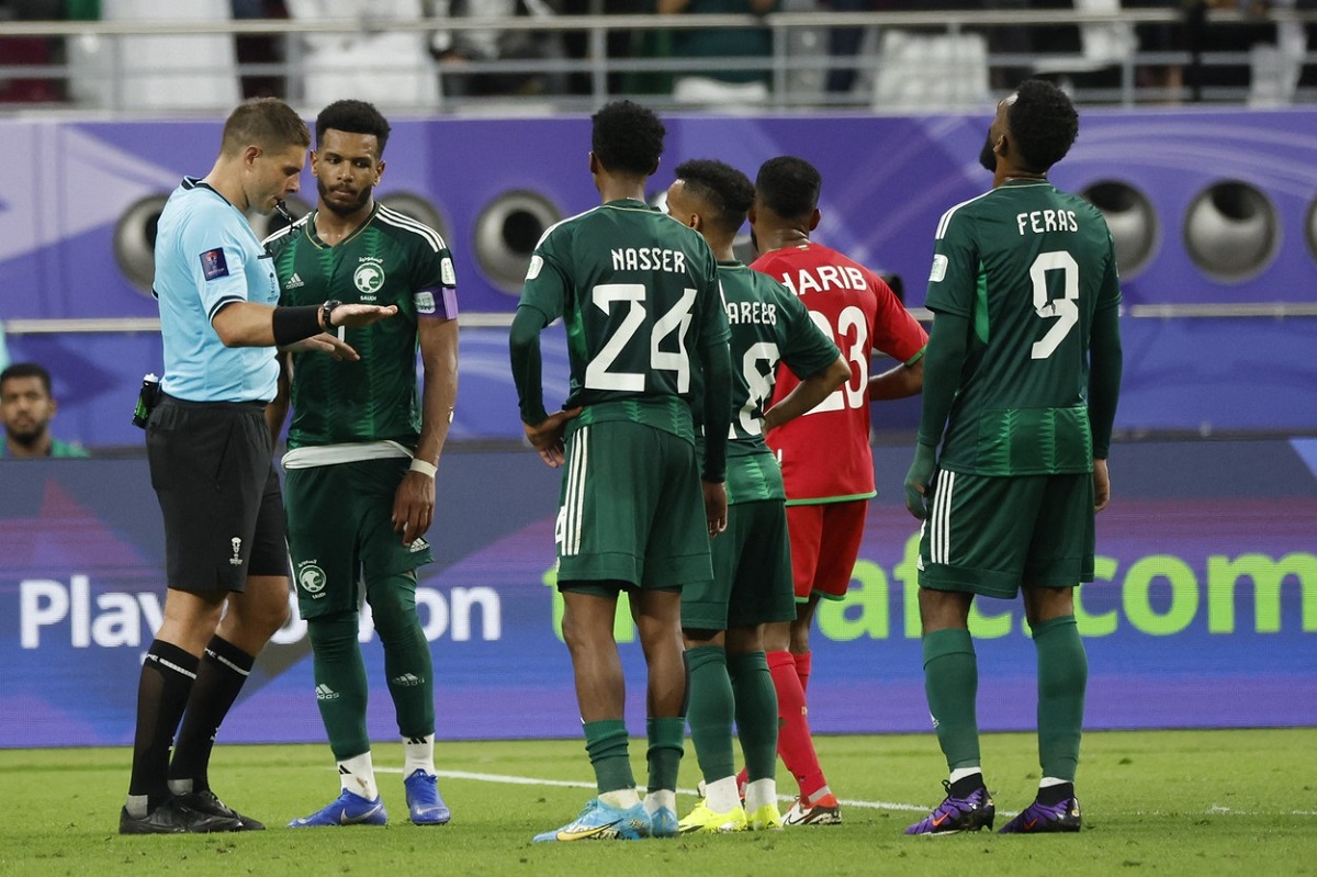 Fază ireală la Cupa Asiei 2023! Arbitrul de la Arabia Saudită - Oman 2-1 s-a făcut de râs. A oprit jocul pentru a valida un gol