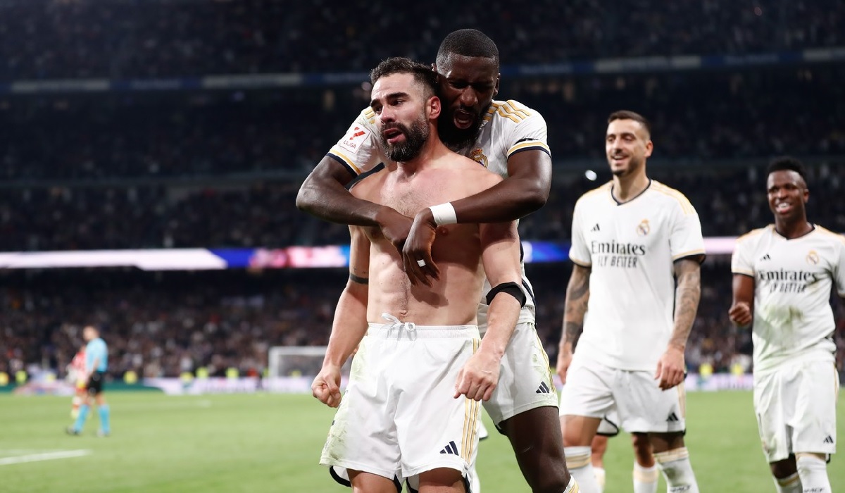 Dani Carvajal, îmbrăţişat de Rudiger, după ce a marcat golul victoriei în Real Madrid - Almeria
