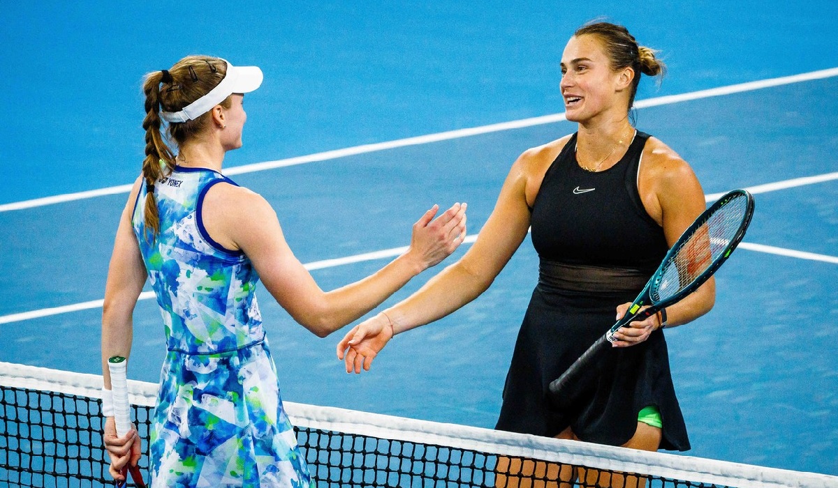 Elena Rybakina şi Aryna Sabalenka, la finalul meciului de la Brisbane