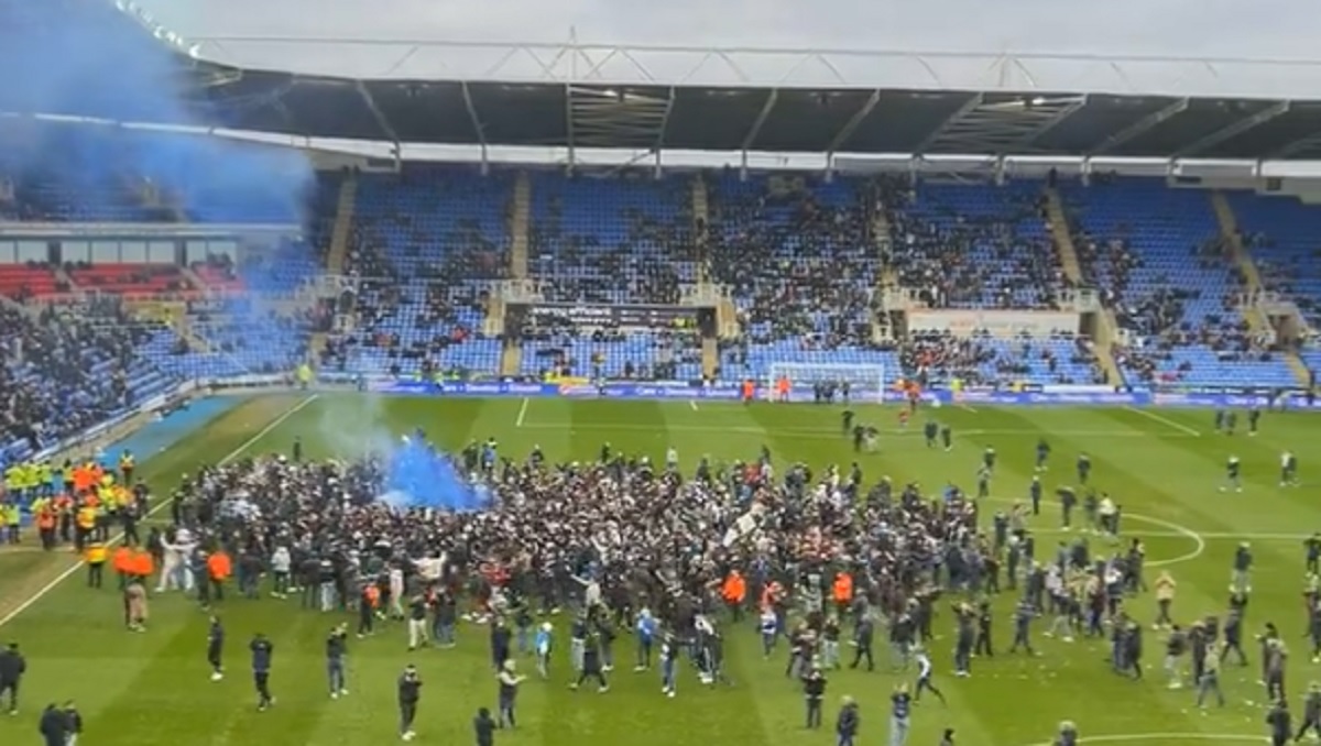 Imagini incredibile în Anglia! Fanii au invadat terenul în semn de protest şi au întrerupt partida