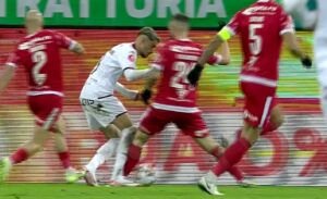 Fază controversată în Dinamo – Rapid! Albion Rrahmani a cerut penalty, după intervenţialui Velkovski