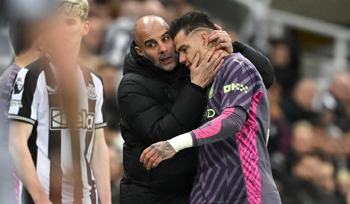 Pep Guardiola îl consolează pe Ederson, după ce brazilianul s-a accidentat în Newcastle - Manchester City