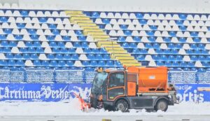Terenul lui Poli Iaşi, acoperit de zăpadă înaintea meciului cu U Cluj! Ce măsuri şi-au luat organizatorii