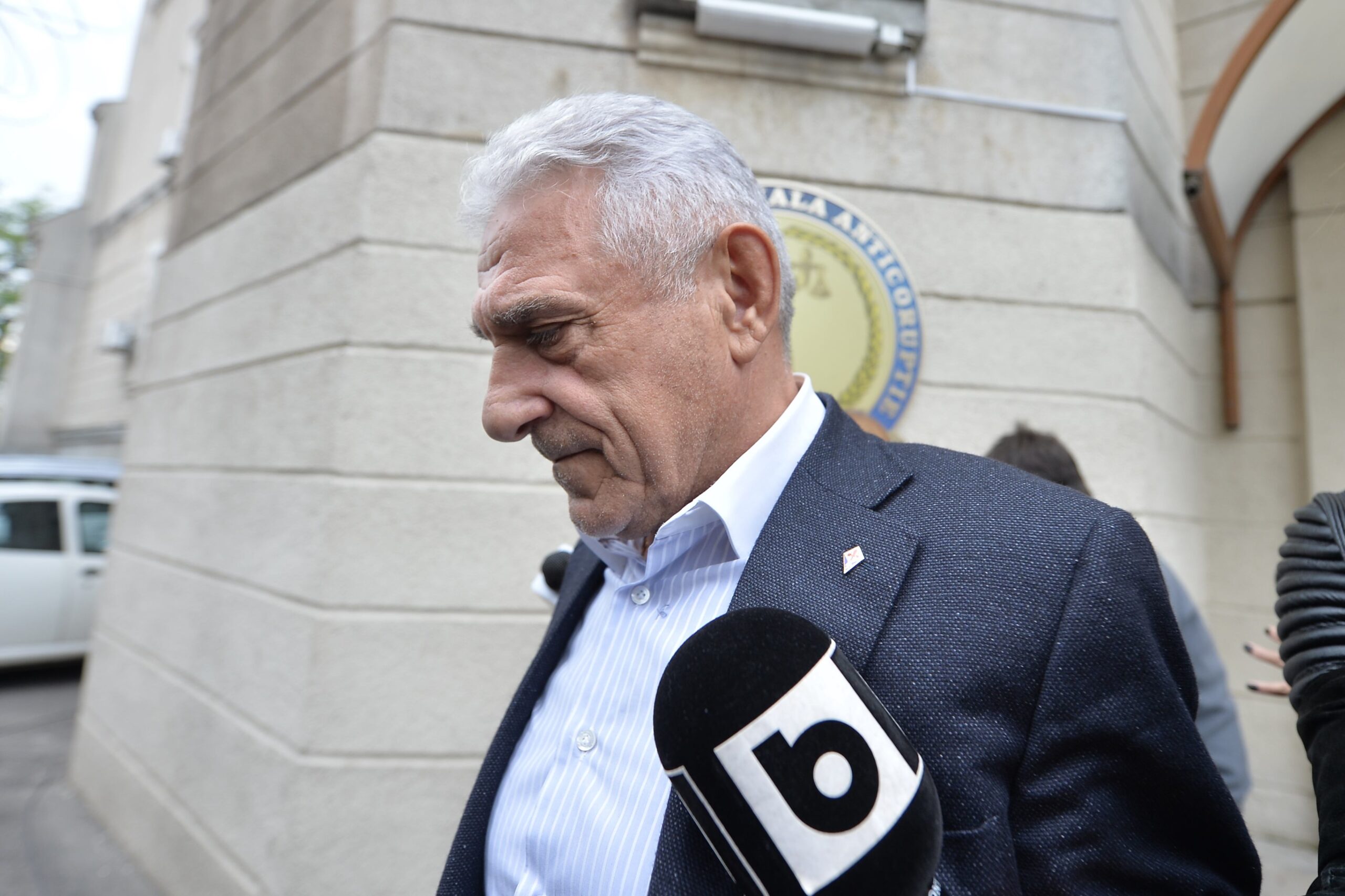 Fostul impresar Ioan Becali paraseste, miercuri, 21 septembrie 2016, sediul Directiei Nationale Anticoruptie (DNA) unde a fost audiat in dosarul lucrarilor stiintifice scrise de detinuti.  ALEXANDRU DOBRE / MEDIAFAX FOTO