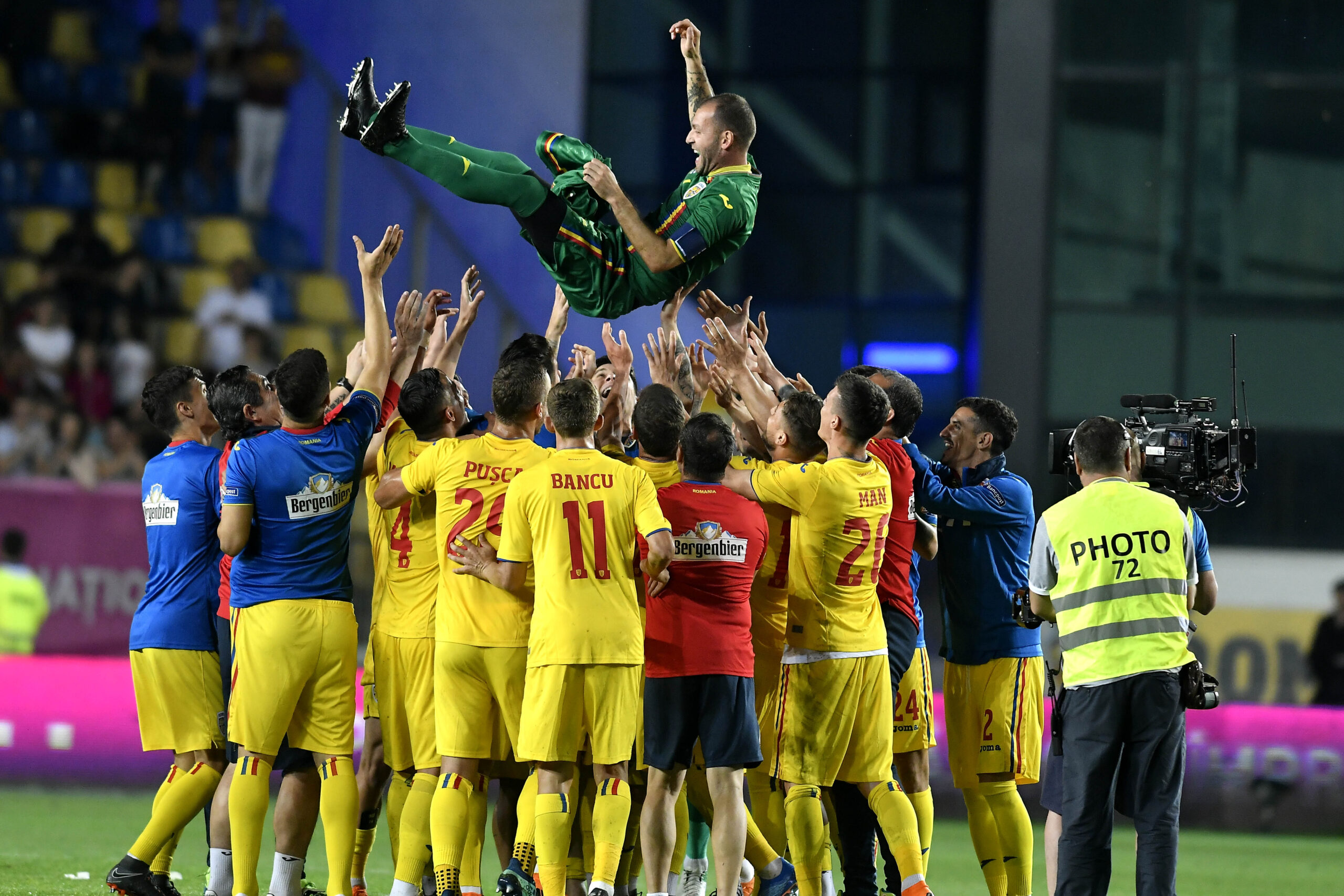 Bogdan Lobont purtat pe brate de colegi dupa meciul amical de fotbal dintre Romania si Finlanda, desfasurat pe stadionul Ilie Oana din Ploiesti, marti 5 iunie 2018. © FOTO Razvan Pasarica/SPORT PICTURES