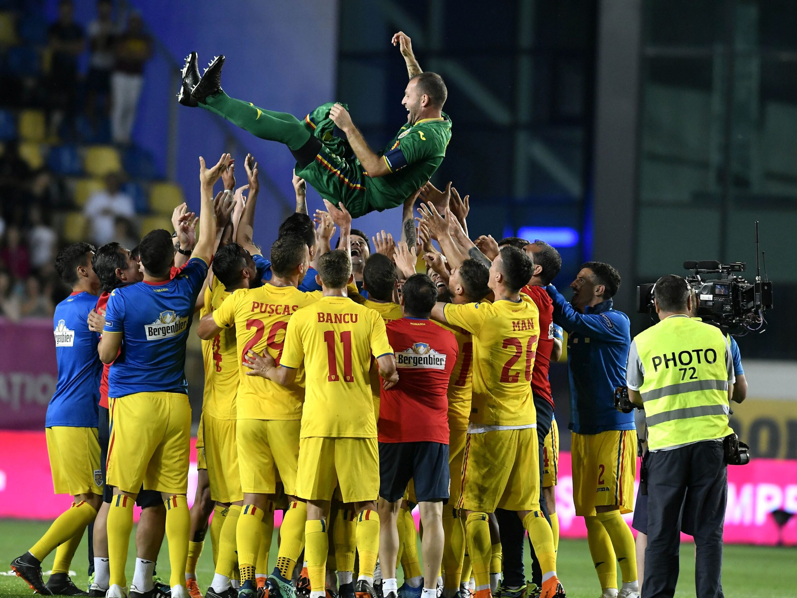 Bogdan Lobont purtat pe brate de colegi dupa meciul amical de fotbal dintre Romania si Finlanda, desfasurat pe stadionul Ilie Oana din Ploiesti, marti 5 iunie 2018. © FOTO Razvan Pasarica/SPORT PICTURES