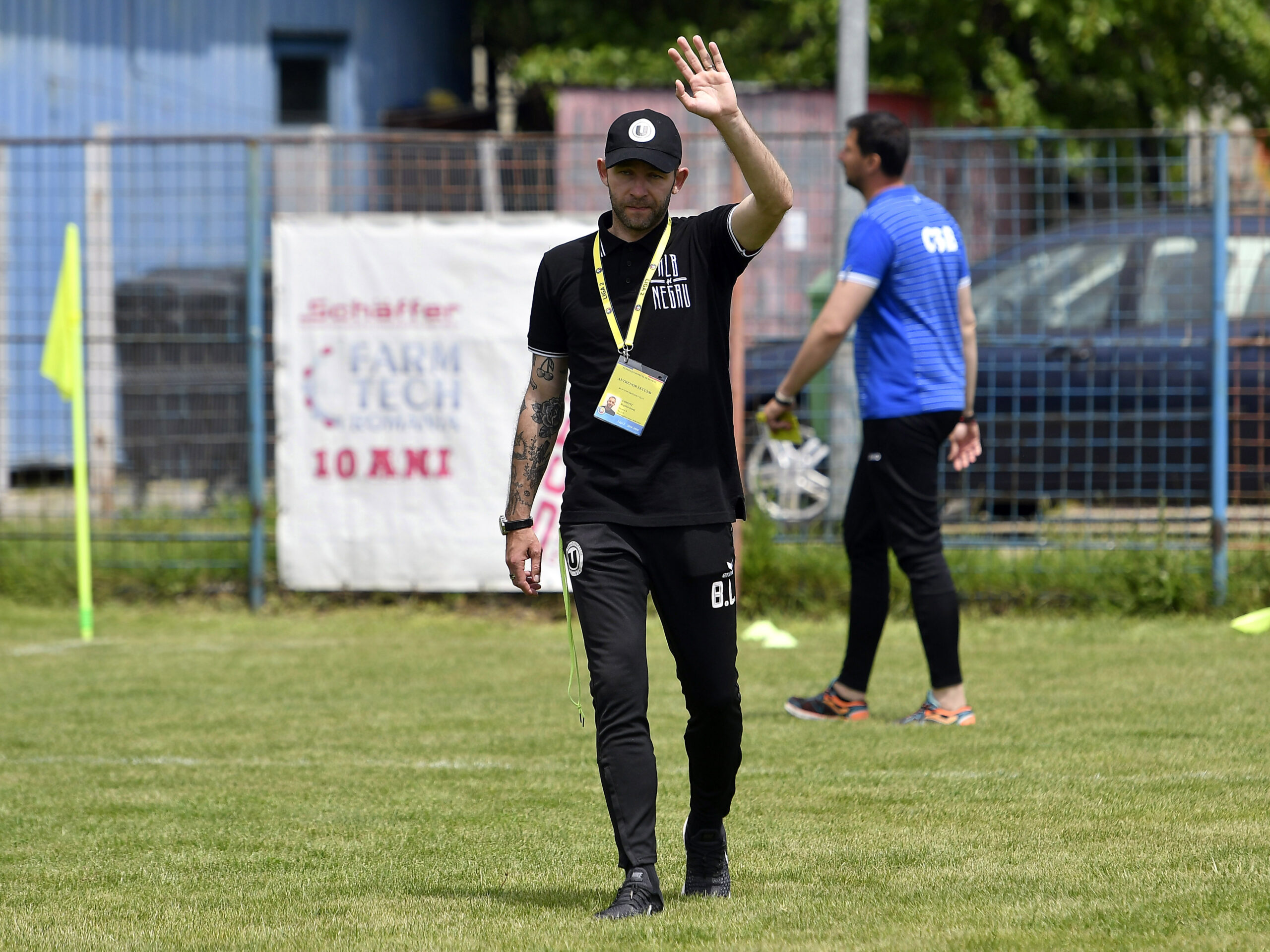 Bogdan Lobont saluta galeria dupa meciul de fotbal dintre CS Balotesti si Universitatea Cluj, din cadrul Ligii a-2-a Casa Pariurilor, desfasurat pe Stadionul comunal din Balotesti, sambata 25 mai 2019. © FOTO:Razvan Pasarica/SPORT PICTURES