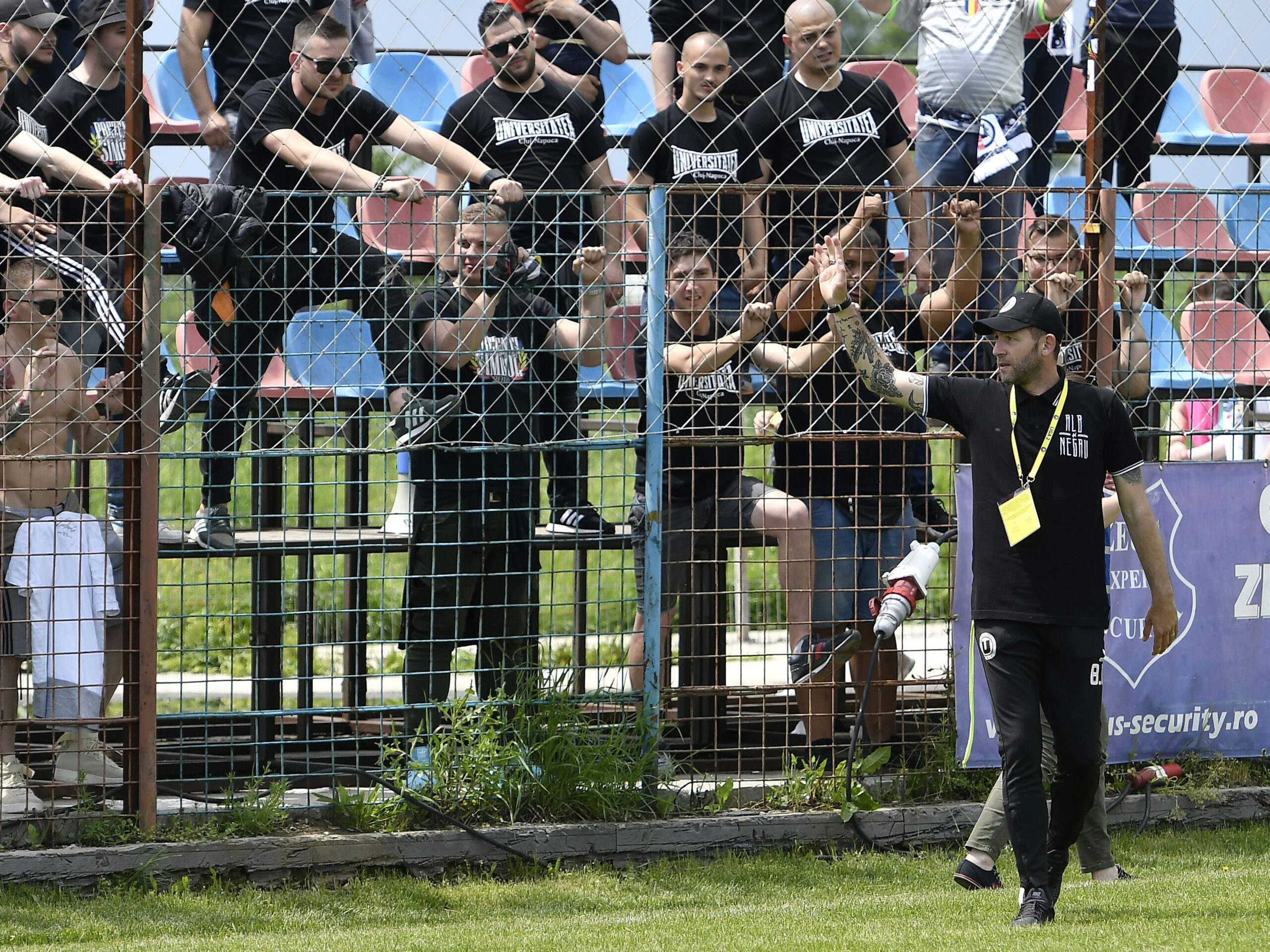 Bogdan Lobont saluta galeria dupa meciul de fotbal dintre CS Balotesti si Universitatea Cluj, din cadrul Ligii a-2-a Casa Pariurilor, desfasurat pe Stadionul comunal din Balotesti, sambata 25 mai 2019. © FOTO:Razvan Pasarica/SPORT PICTURES