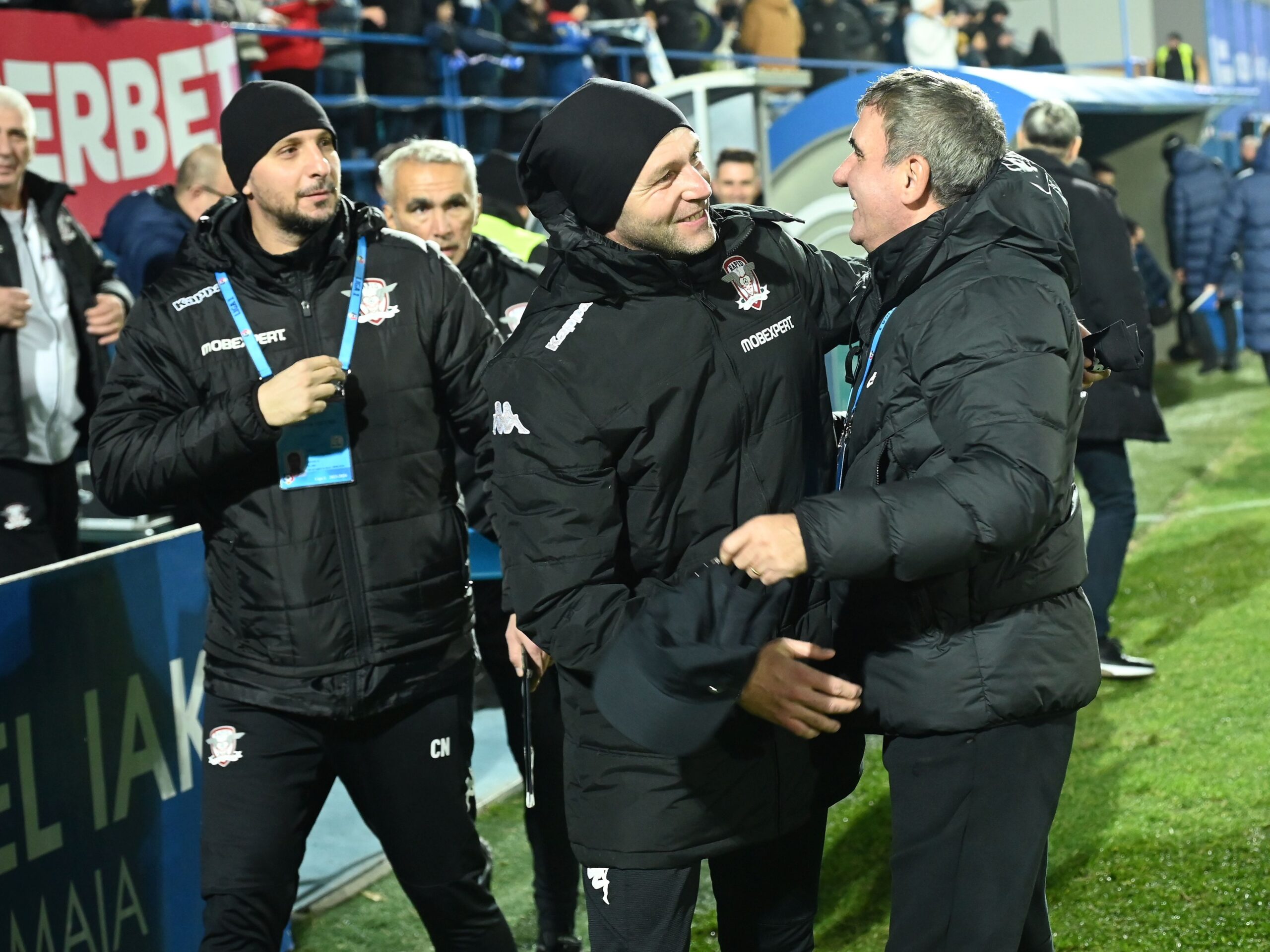 Bogdan Lobont si Gheorghe Hagi se saluta inaintea meciului de fotbal dintre Farul Constanta si Rapid Bucuresti, contand pentru Superliga Superbet, desfasurat pe Stadionul central al Academiei Gheorghe Hagi din Ovidiu, miercuri 20 decembrie 2023. © FOTO:Razvan Pasarica/SPORT PICTURES