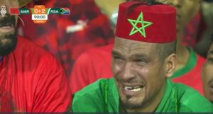 Imaginile disperării, în finalul meciului Maroc – Africa de Sud 0-2, la Cupa Africii pe Naţiuni. Un fan plânge în hohote