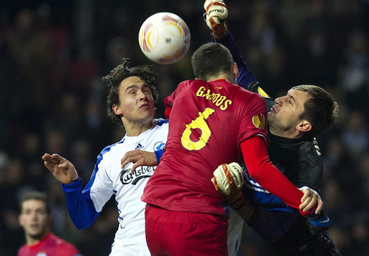 Kobenhavn's midfielder Thomas Delaney (L) vies for the ball with Bucharest's defender Florin Gardos (C) and Bucharest's goalkeeper Ciprian Tatarusanu during the UEFA Europa League Group E football match FC Kobenhavn vs FC Steaua Bucuresti in Copenhagen, Denmark on December 6, 2012.,Image: 147715436, License: Rights-managed, Restrictions: DENMARK OUT, Model Release: no