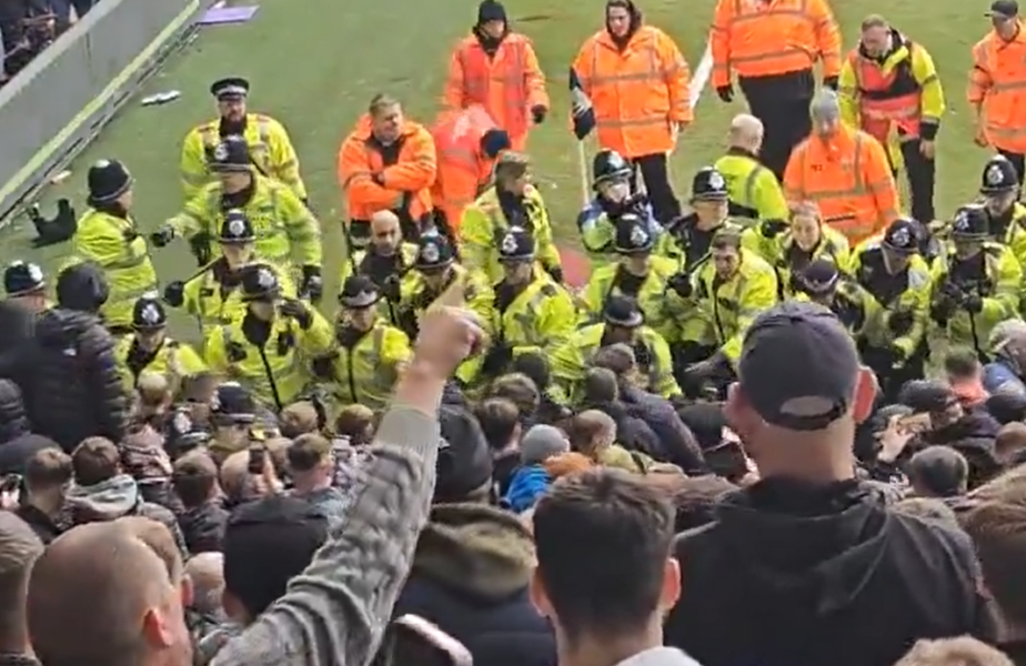 Incidente şocante la West Bromwich – Wolverhampton 0-2. Haos uriaş provocat de fani. Un suporter a fost umplut de sânge