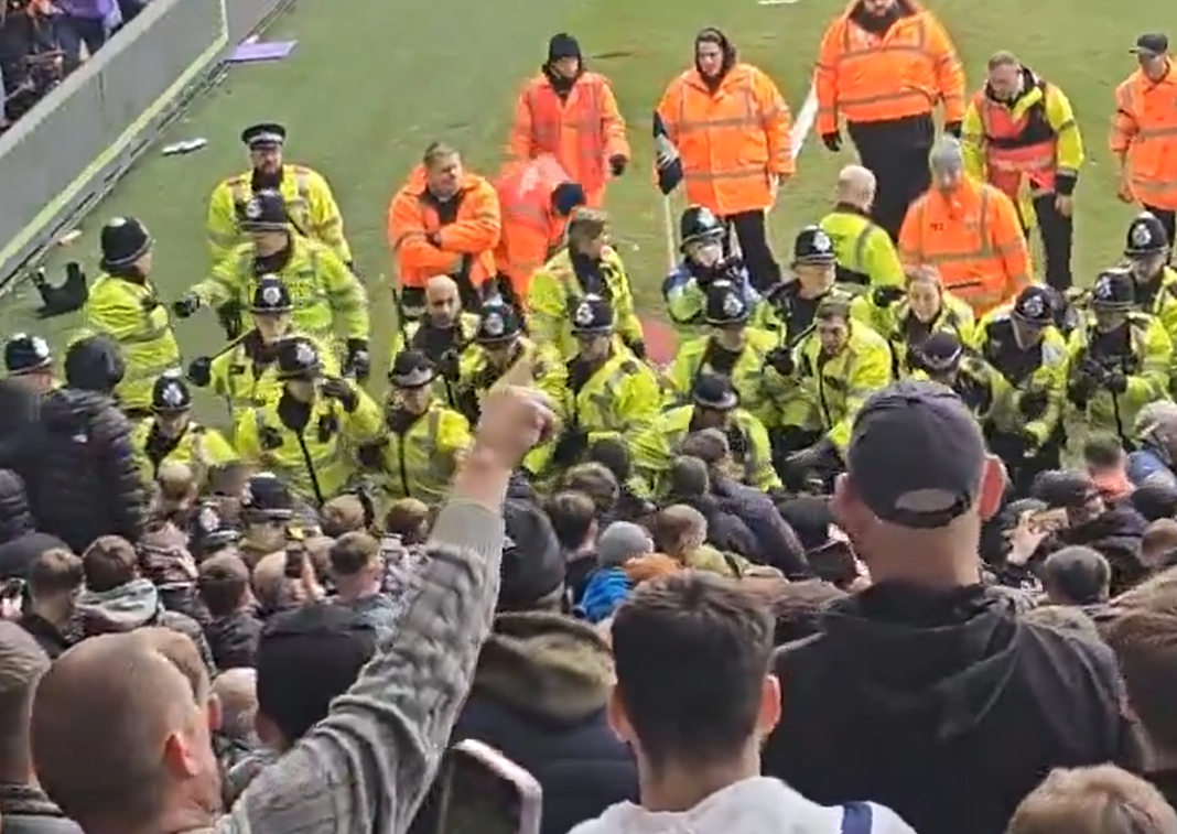 Incidente şocante la West Bromwich – Wolverhampton 0-2. Haos uriaş provocat de fani. Un suporter a fost umplut de sânge