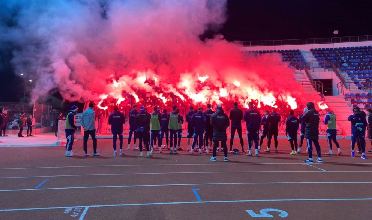 Fanii lui FCU Craiova au aprins torţe şi au făcut show la antrenament