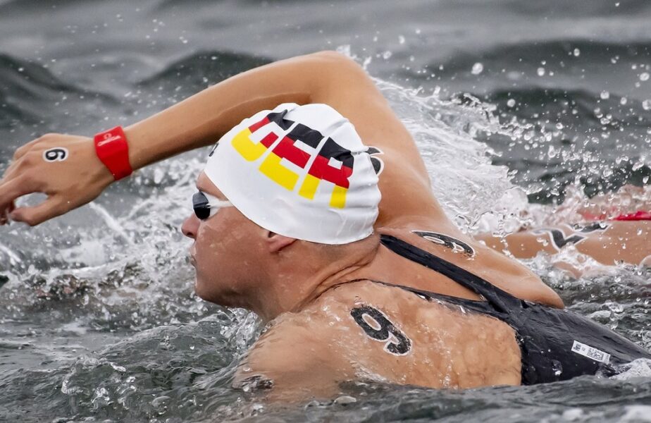 Doi germani au doborât recorduri mondiale la Campionatul European de înot în ape înghețate. Competiția e exclusiv în AntenaPLAY