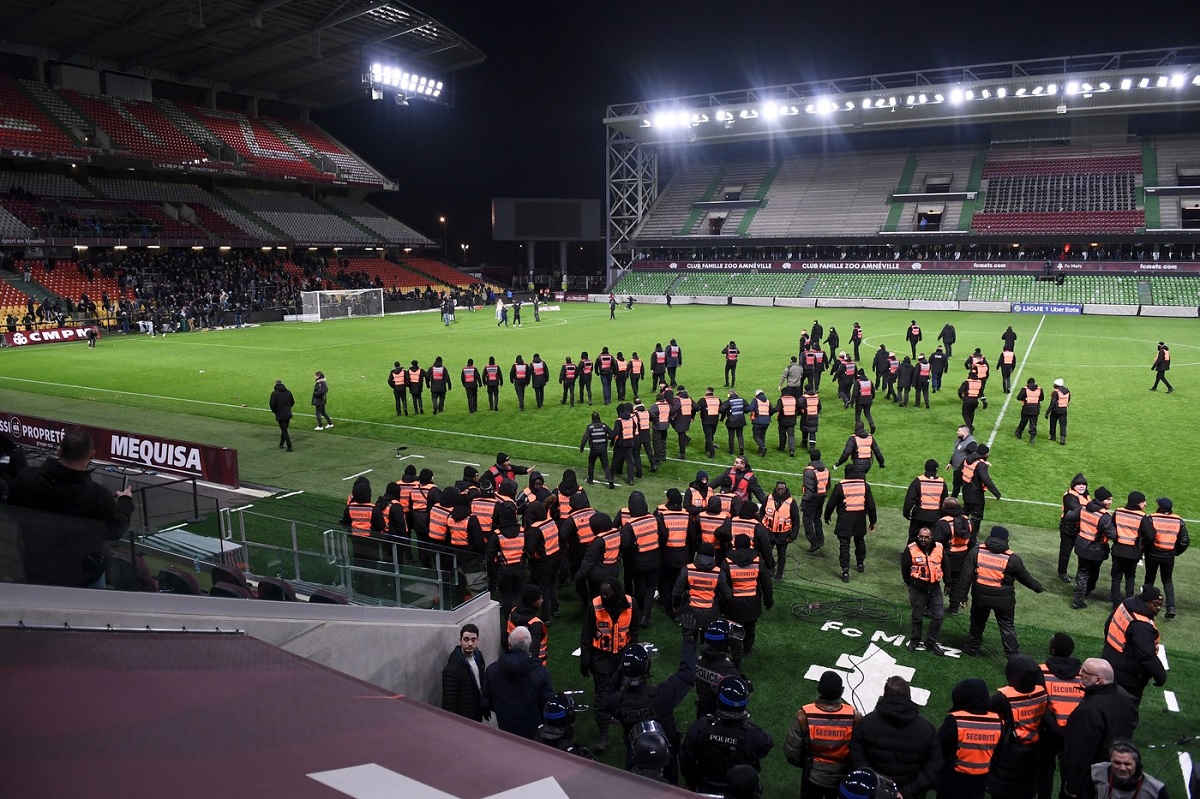 Fanii lui Metz au invadat terenul şi i-au cerut demisia lui Ladislau Boloni / Profimedia
