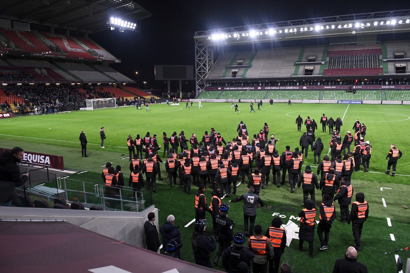 Fanii lui Metz au invadat terenul şi i-au cerut demisia lui Ladislau Boloni / Profimedia