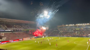 Revelion cu întârziere în Gruia! Fanii au întrerupt meciul CFR Cluj – Rapid. Au aprins torțe și au dat cu artificii pe stadion