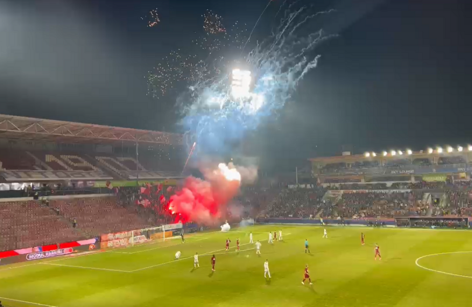Revelion cu întârziere în Gruia! Fanii au întrerupt meciul CFR Cluj – Rapid. Au aprins torțe și au dat cu artificii pe stadion
