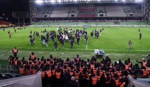 Ladislau Boloni, situaţie critică la Metz! Fanii au invadat terenul şi i-au cerut demisia antrenorului român