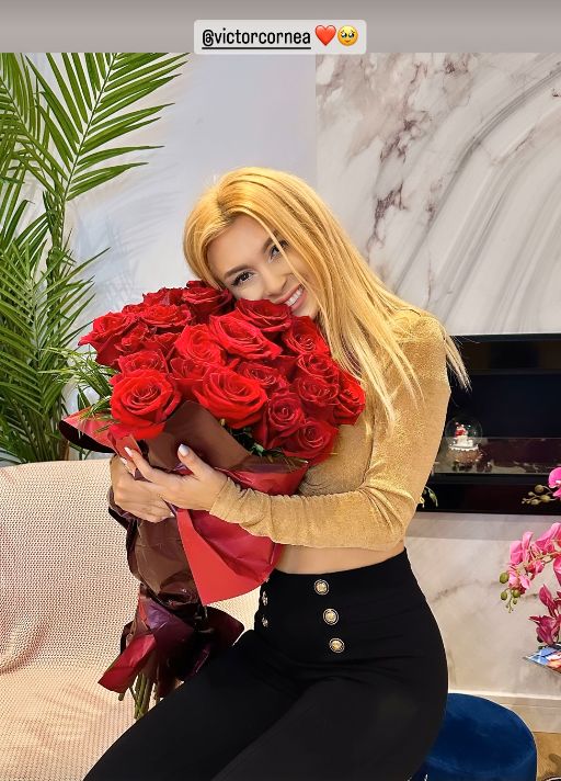 Andreea Bălan şi buchetul superb de flori primit de la Victor Cornea / Instagram Andreea Bălan