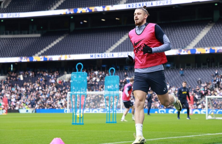 „Eliberaţi-l!” Radu Drăguşin a fost uitat pe bancă în Tottenham – Wolves 1-2, iar fanii şi-au ieşit din minţi: „De ce l-am adus?”