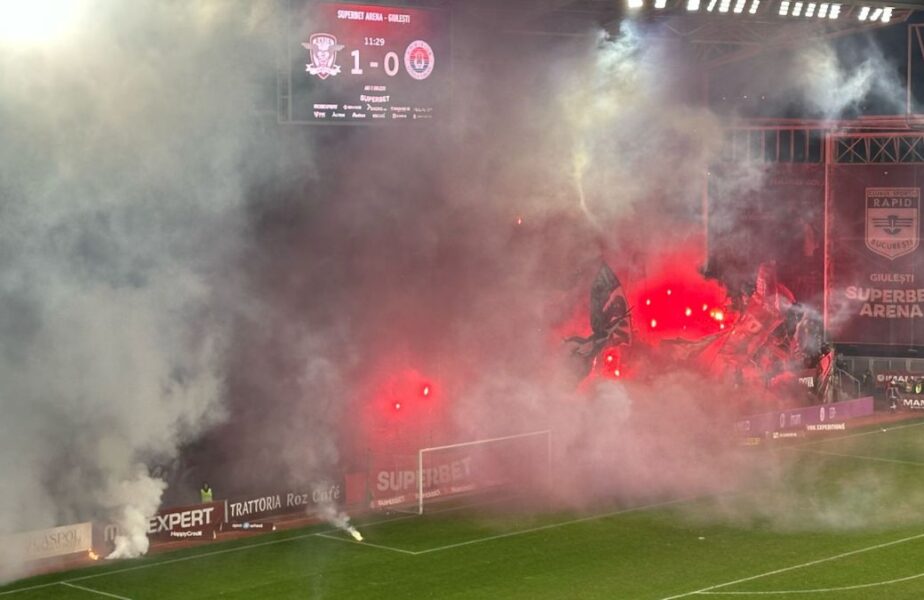 Fanii Rapidului au „incendiat” peluza şi jocul a fost întrerupt! Imagini uluitoare de pe stadionul din Giuleşti