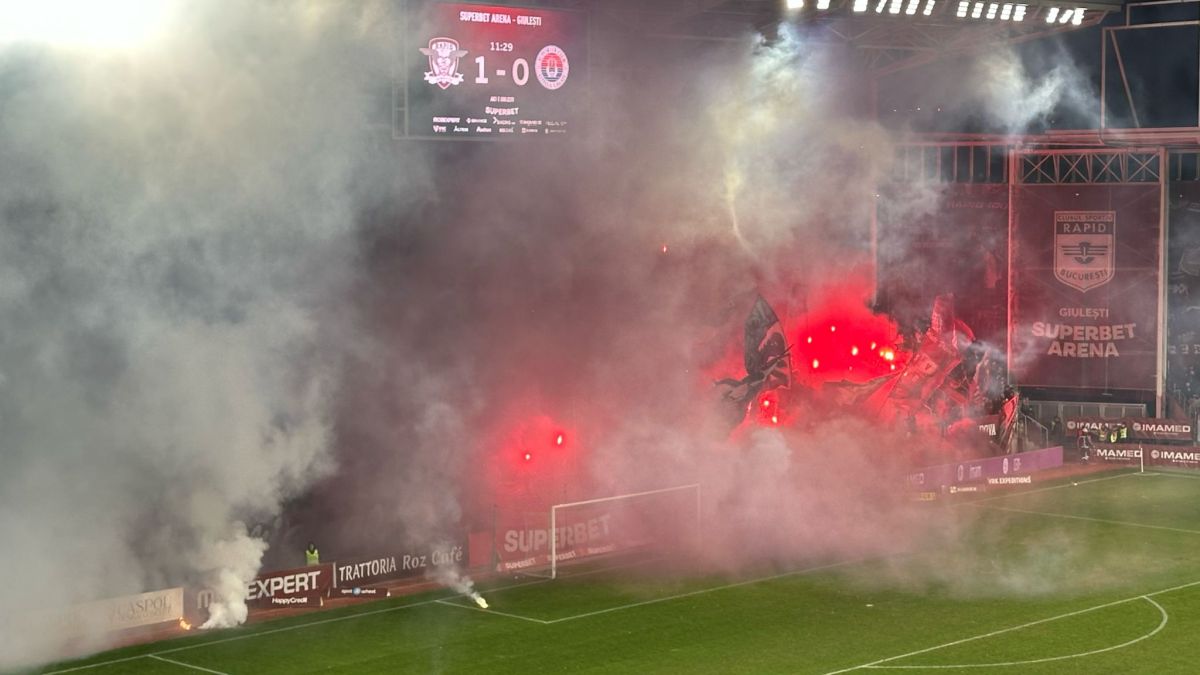 Fanii Rapidului au „incendiat” peluza şi jocul a fost întrerupt! Imagini uluitoare de pe stadionul din Giuleşti