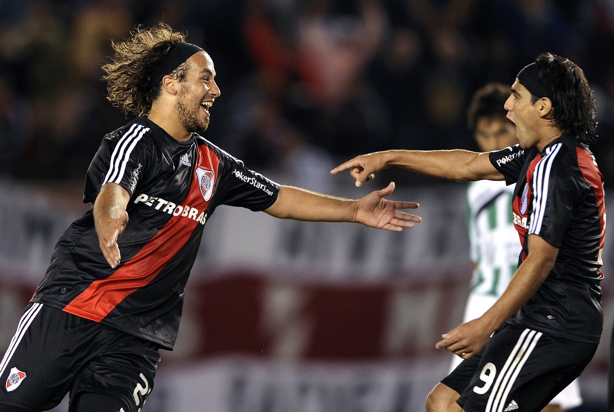 River Plate's Radamel Falcao Garcia (R) celebrates with his teammate Cristian Fabbiani after scoring the team's second goal against Banfield during their Argentina first division football match at Monumental stadium in Buenos Aires on February 22, 2009.,Image: 30109062, License: Rights-managed, Restrictions: , Model Release: no