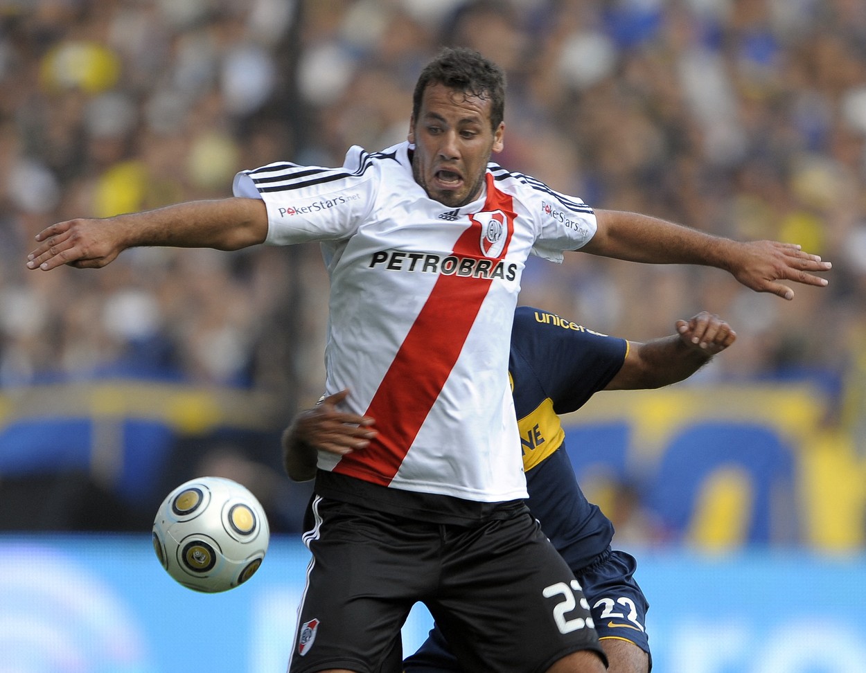 River Plate's footballer Cristian Fabbiani (front) vies for the ball with Claudio Morel Rodriguez of Boca Juniros during their Argentina first division football match, at La Bombonera stadium, in Buenos Aires, on April 19, 2009.,Image: 31170968, License: Rights-managed, Restrictions: , Model Release: no