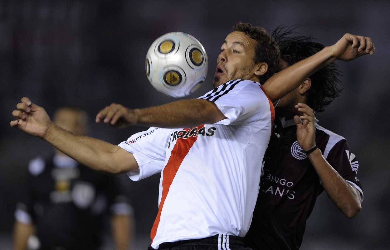River Plate's footballer Cristian Fabbiani (L) jumps for the ball with Diego Gonzalez of Lanus during their Argentina's first division football match, at the Monumental stadium, in Buenos Aires, on May 10, 2009.,Image: 32458248, License: Rights-managed, Restrictions: , Model Release: no