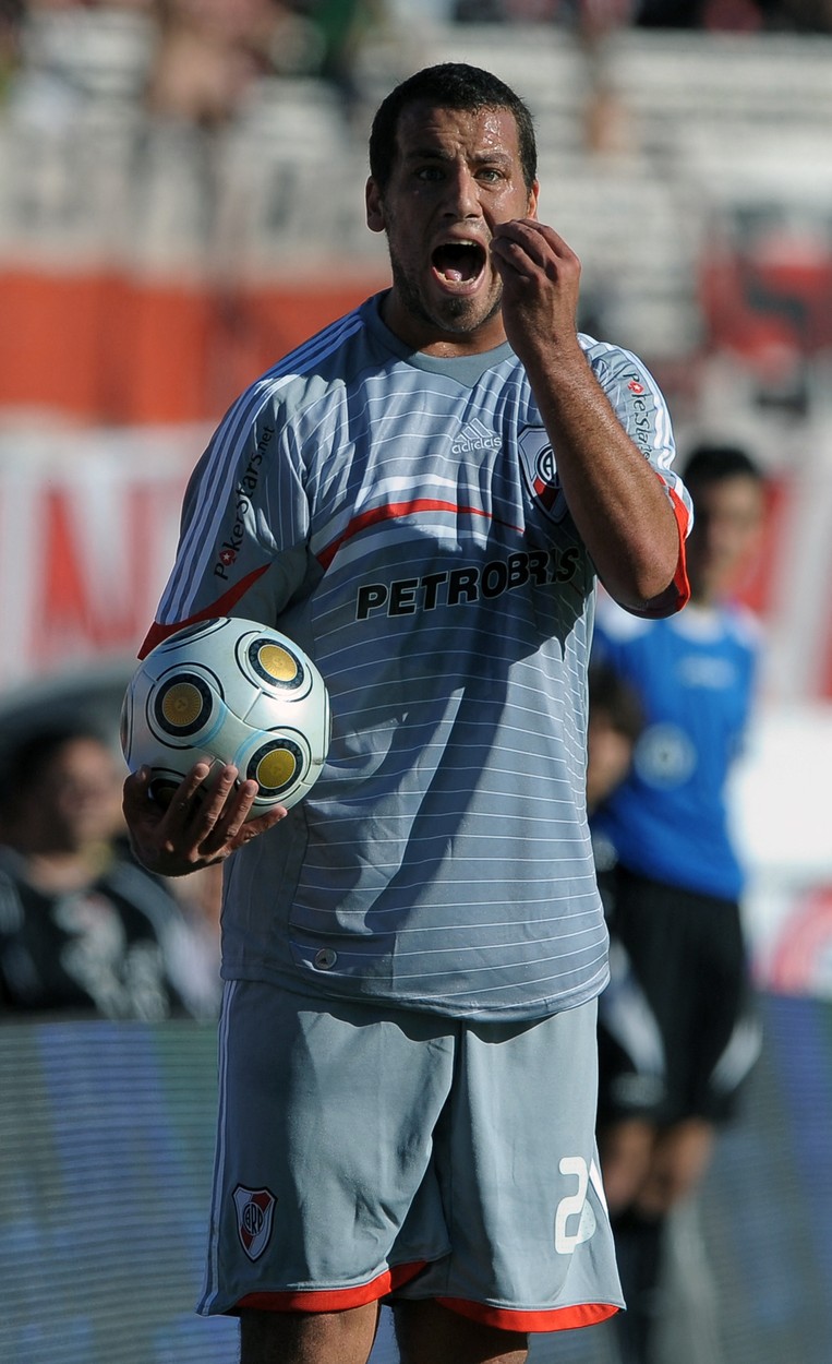 River Plate's footballer Cristian Fabbiani gestures during their Argentina's first division football match against Colon, at the Monumental stadium, in Buenos Aires, on September 13, 2009.,Image: 38427561, License: Rights-managed, Restrictions: , Model Release: no
