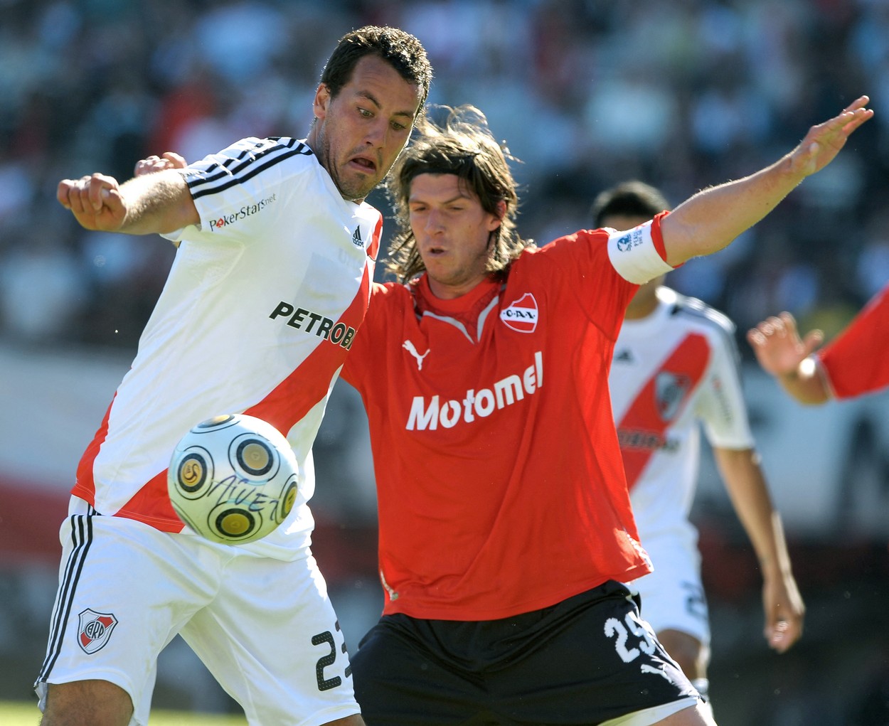 River Plate's footballer Cristian Fabbiani (L) vies for the ball with Independiente's Federico Mancuello  during Argentina's first division football match at the Monumental stadium, in Buenos Aires, Argentina, on October 12, 2009. Independiente won 3-1.,Image: 39381232, License: Rights-managed, Restrictions: , Model Release: no