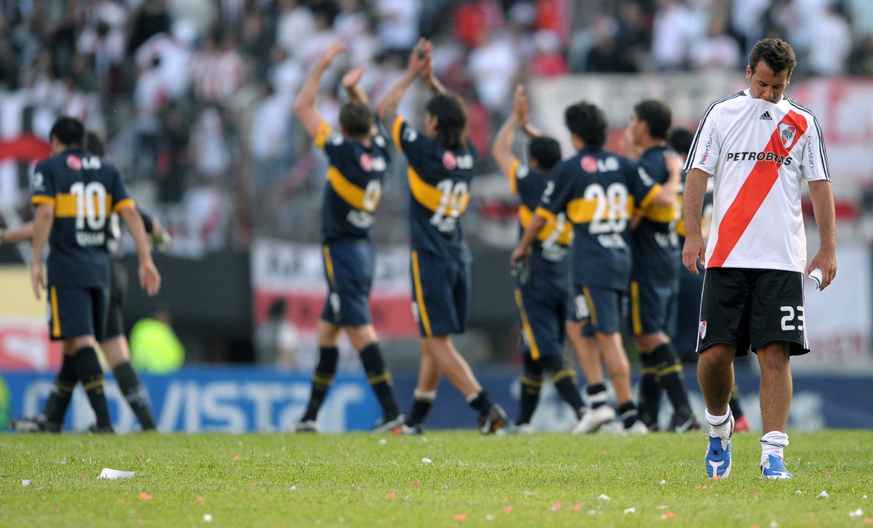 River Plate's footballer Cristian Fabbiani (R) reacts at the end of the Argentina's First Division football match against Boca Juniors at the Monumental stadium in Buenos Aires on October 25, 2009. The match ended in a 1-1 tie.,Image: 39812898, License: Rights-managed, Restrictions: , Model Release: no
