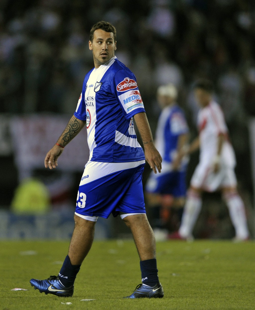 All Boys' forward Cristian Fabbiani (L) walks during Argentina's First Division football match against River Plate, at the Monumental stadium, in Buenos Aires, on May 8, 2011.,Image: 93750562, License: Rights-managed, Restrictions: , Model Release: no