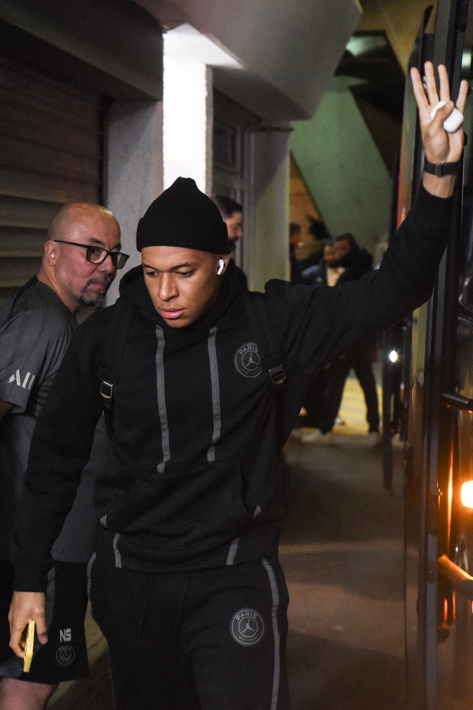 Paris Saint-Germain's French forward #07 Kylian Mbappe greets the supporters as he arrives  prior to the French Cup football match between between FC Nantes and Paris Saint-Germain (PSG) at the La Beaujoire stadium in Nantes, western France, on February 17, 2024.,Image: 847688928, License: Rights-managed, Restrictions: , Model Release: no