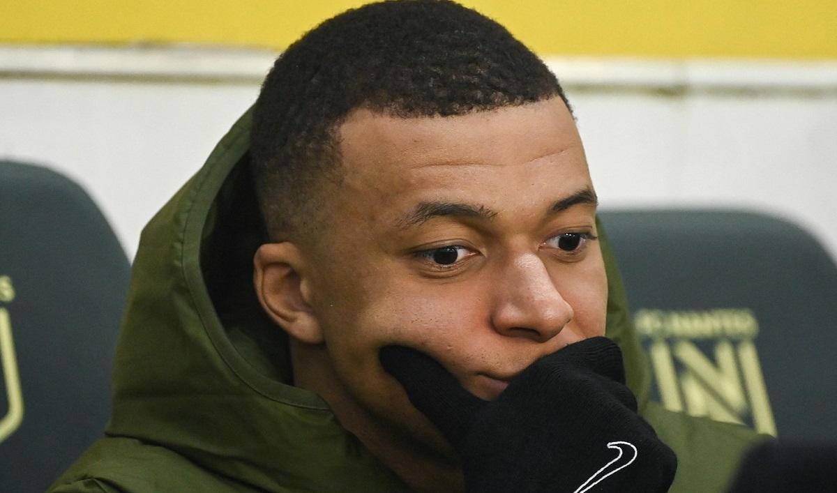 Paris Saint-Germain's French forward #07 Kylian Mbappe looks on prior to the French L1 football match between FC Nantes and Paris Saint-Germain (PSG) at the La Beaujoire stadium in Nantes, western France, on February 17, 2024.,Image: 847709708, License: Rights-managed, Restrictions: , Model Release: no