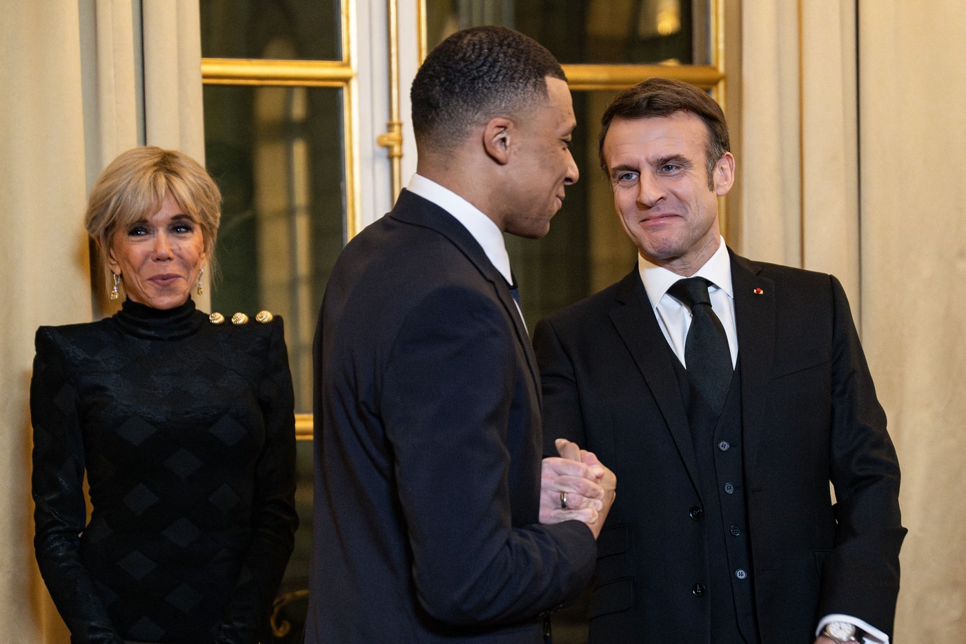 Brigitte MAcron, Kylian Mbappé, le président Emmanuel Macron - Le président Emmanuel Macron et l'émir du Qatar accueillent les invités au dîner d'état en l'honneur de l'émir au palais de l'Elysée à Paris le 27 février 2024. © Eric Tschaen / Pool / Bestimage President Emmanuel Macron and the Emir of Qatar welcome guests to the state dinner in honour of the Emir at the Elysée Palace in Paris on 27 February 2024.,Image: 851736375, License: Rights-managed, Restrictions: , Model Release: no