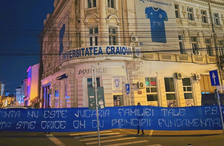 Protest al fanilor FCU Craiova faţă de patronul Adrian Mititelu: „Știința nu e jucăria familiei tale”